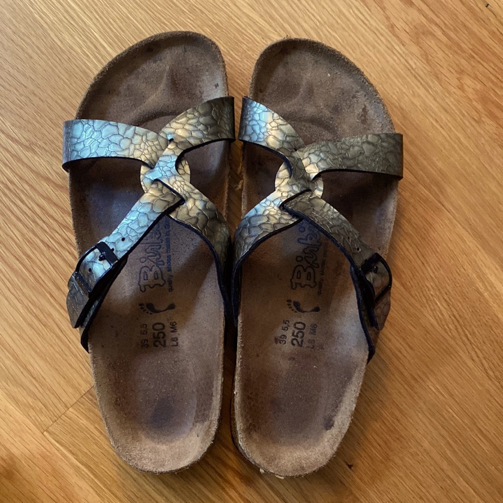 COPY - Birki’s (Birkenstock sandals) in pretty metallic color in good used cond…